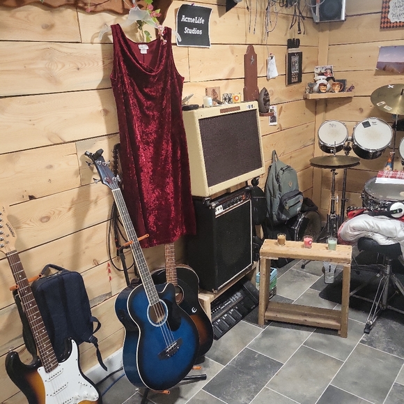 Gorgeous red velvet dress - Picture 3 of 3